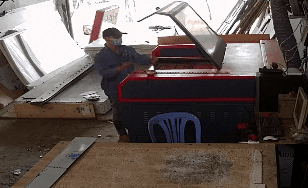 Máy laser cắt mica tại xưởng của Quảng Cáo Việt