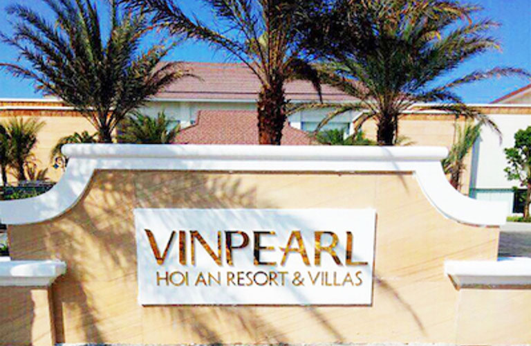 Bảng hiệu dự án nghỉ dưỡng của Vinpearl được làm nổi với tên thương hiệu màu vàng có được sự sống động, chữ cũng rõ nét dễ đọc 