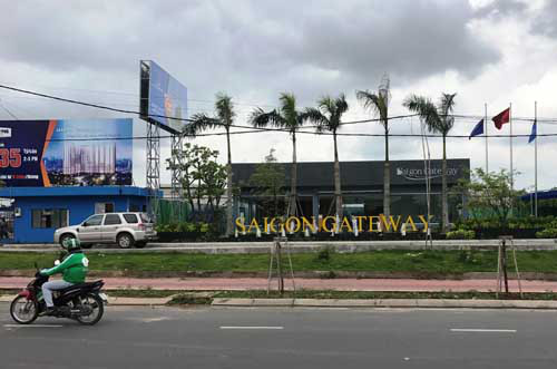 Góc nhìn từ xa của mẫu bảng hiệu dự án bất động sản Sài Gòn Gateway vẫn rất dễ nhận diện với dòng chữ vàng nổi bật