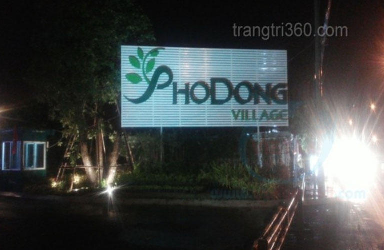 Bảng hiệu dự án bất động sản Pho Dong village với nền màu trắng nổi bật lên màu xanh của tên dự án