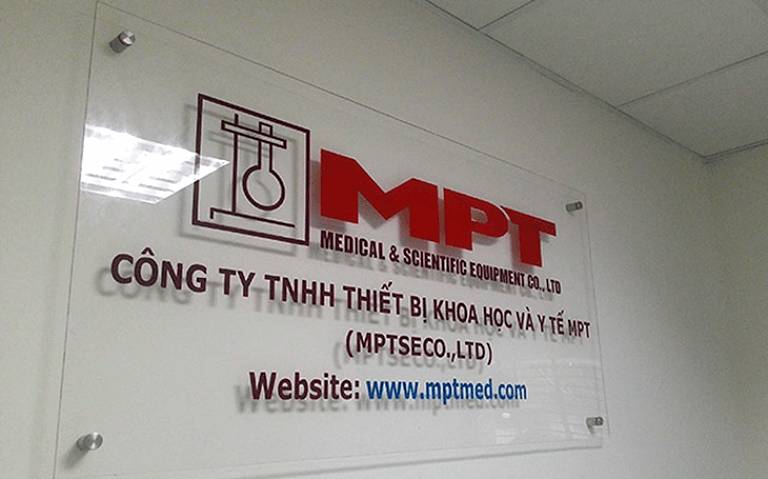 bảng hiệu công ty in UV đẹp