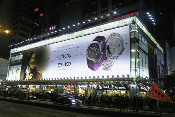 Hộp đèn kích thước khổng lồ quảng cáo sản phẩm bên ngoài trung tâm thương mại