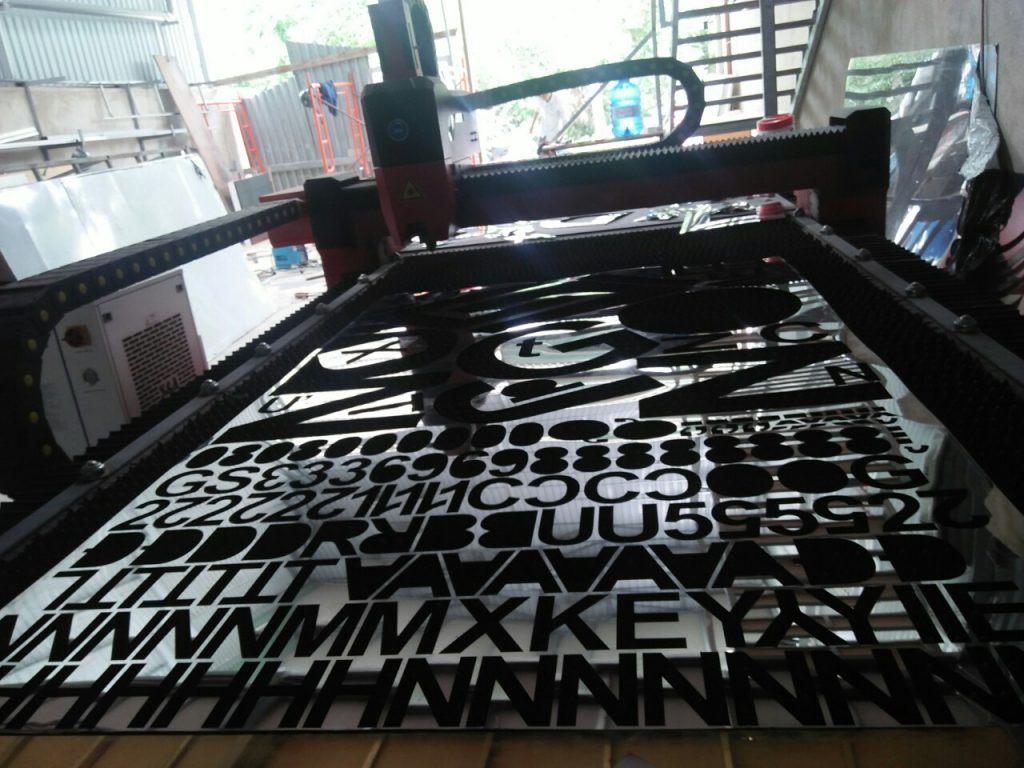 Quảng Cáo Việt sử dụng máy móc hiện đại để cắt chữ inox đảm bảo sản phẩm đạt sự hoàn hảo cao nhất