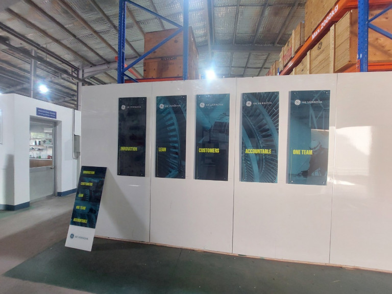 In Uv lên mica là một phương pháp in trực tiếp nội dung hình ảnh lên bề mặt phẳng của tấm mica, sử dụng tia UV để làm khô mực in ngay sau khi phun lên bề mặt mica