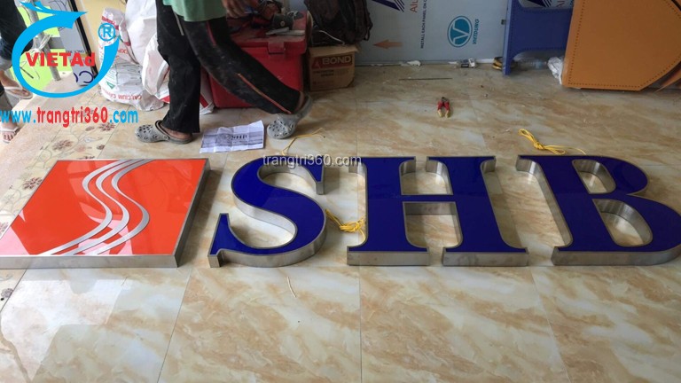 Logo mica màu cam và xanh dương theo thương hiệu SHB