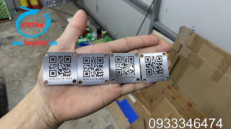 Khắc mã qr trên bề mặt inox xước trắng