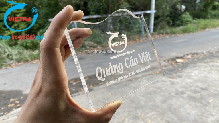 Khắc lên mica ứng dụng làm bảng hiệu quảng cáo trang trí 