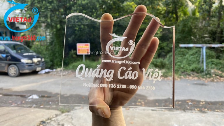 Khắc laser logo lên mica trong làm quà tặng
