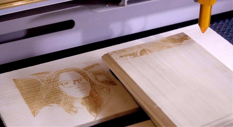 Tấm gỗ được gia công khắc laser nhanh chóng, hình ảnh chân thực, sinh động rất đẹp mắt