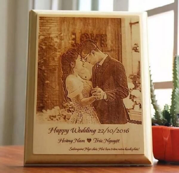 Tranh gỗ kỷ niệm ngày cưới đầy ý nghĩa cho các cặp vợ chồng