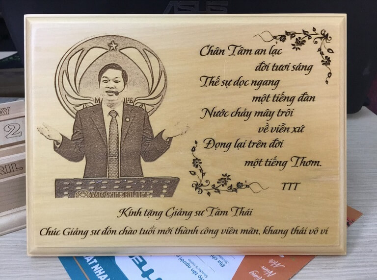 Tranh khắc thầy giáo và câu nói ý nghĩa dành tặng trong ngày lễ nhà giáo Việt Nam