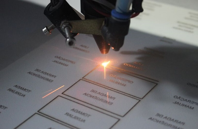 khắc laser kim loại