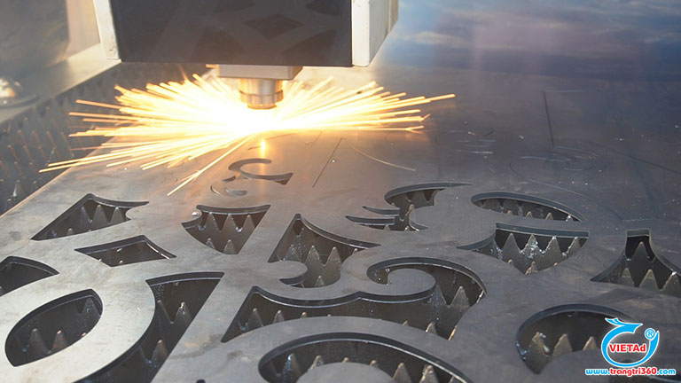 Cắt CNC kim loại là quá trình cắt những vật liệu kim loại bằng máy cắt CNC thành những hình dạng giống với bản vẽ