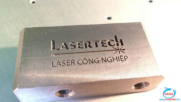 Khắc chữ trên kim loại là quá trình khắc những chữ viết lên bề mặt kim loại bằng máy khắc laser