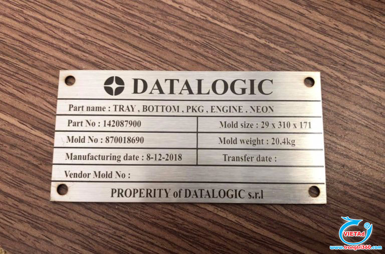 Mẫu 13: Khắc chữ lên kim loại làm tem nhãn thông số kỹ thuật sản phẩm