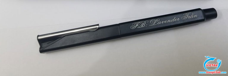 Mẫu 8: Khắc chữ trên bút kim loại