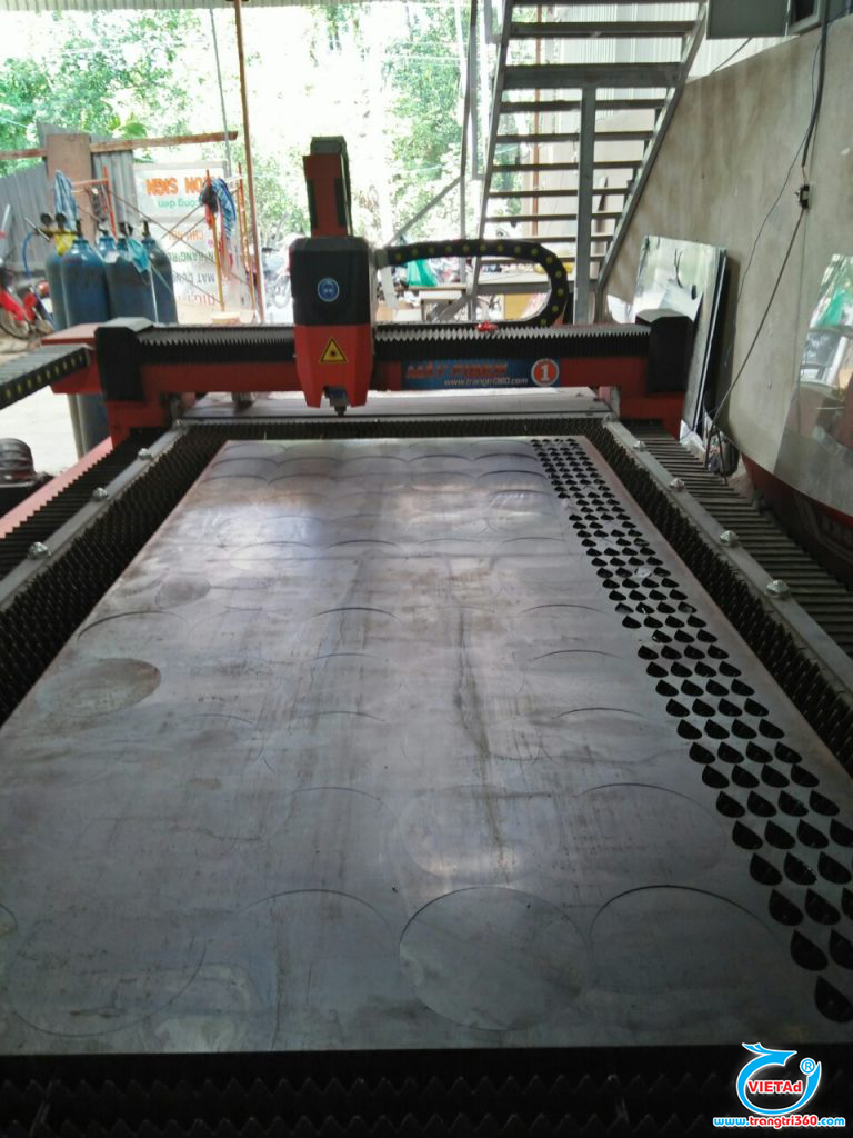 Máy cắt CNC hoa văn trên vật liệu nhôm tại xưởng của Quảng Cáo Việt