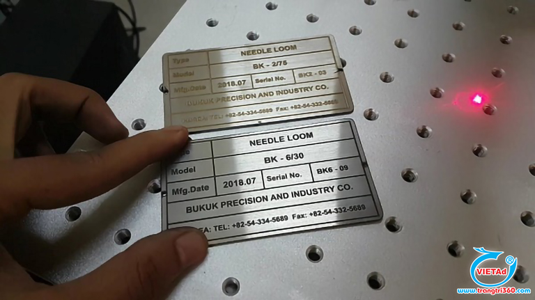 Tem nhãn cho thiết bị máy móc được sản xuất bằng máy khắc laser