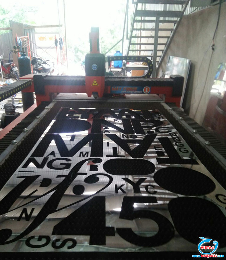 Máy cắt CNC - Loại máy cắt được Quảng Cáo Việt sử dụng để gia công hộp đèn thành nhiều hình dạng, kích thước khác nhau