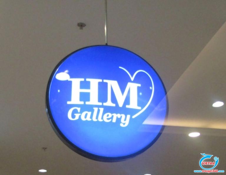 Mẫu 11: Hộp đèn mica tròn cho cửa hàng bán quần áo HM Gallery có màu xanh dương đẹp mắt