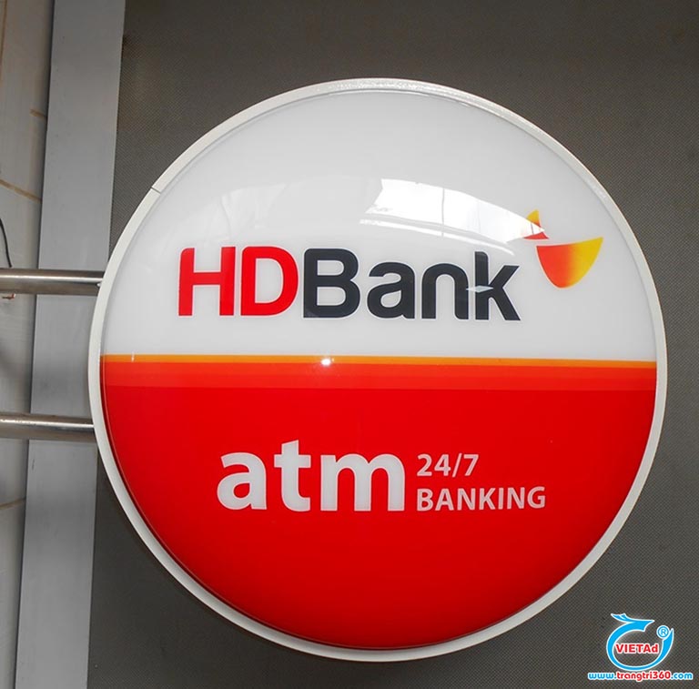 Mẫu 13: Hộp đèn mica tròn cho ngân hàng HD Bank được làm từ vật liệu mica trắng đục