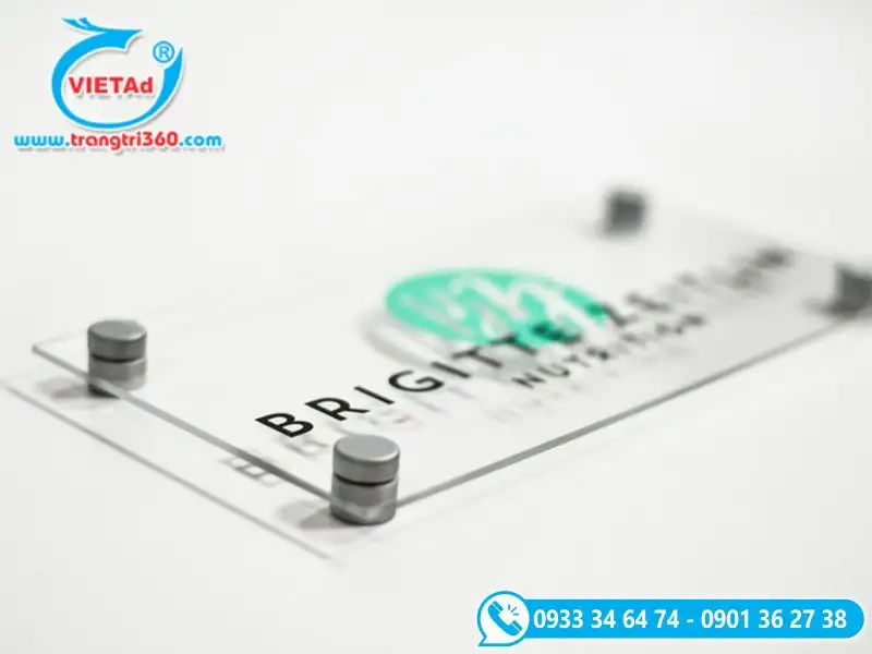 Bảng tên công ty bằng mica trong in UV