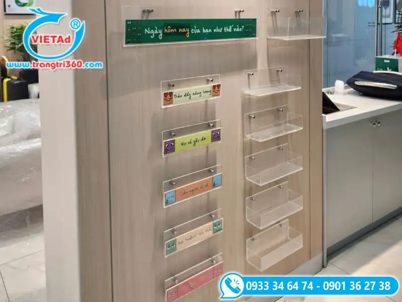 Kệ lắp trên tường bằng tấm mica trong