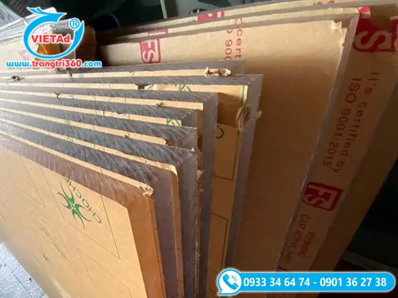 Quảng Cáo Việt chuyên gia công tấm mica trong theo yêu cầu
