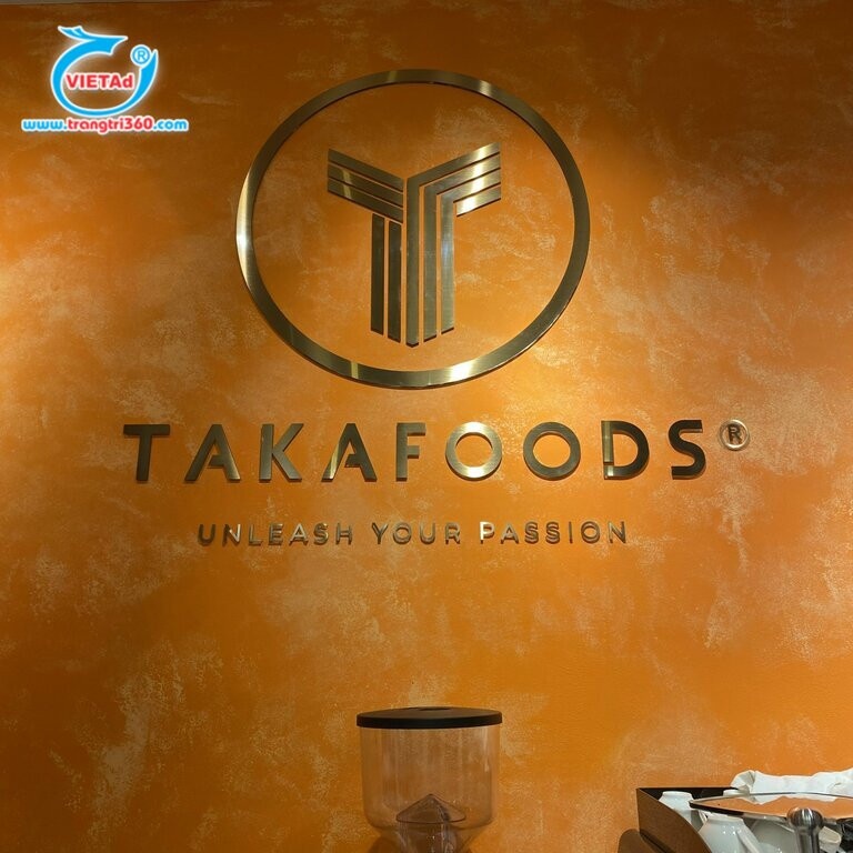 Backdrop công ty với logo bằng inox