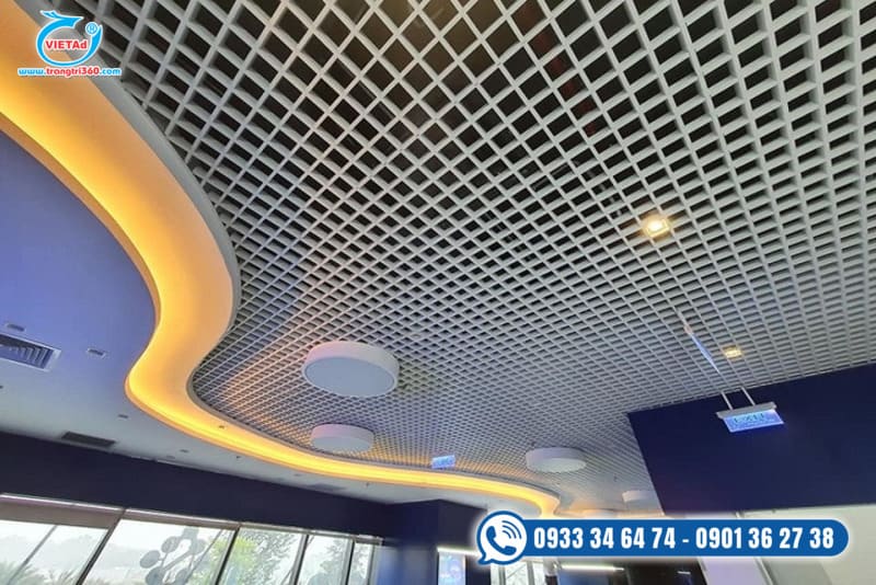 Trần nhôm là tấm hợp kim nhôm cao cấp, có độ bền và tính thẩm mỹ cao