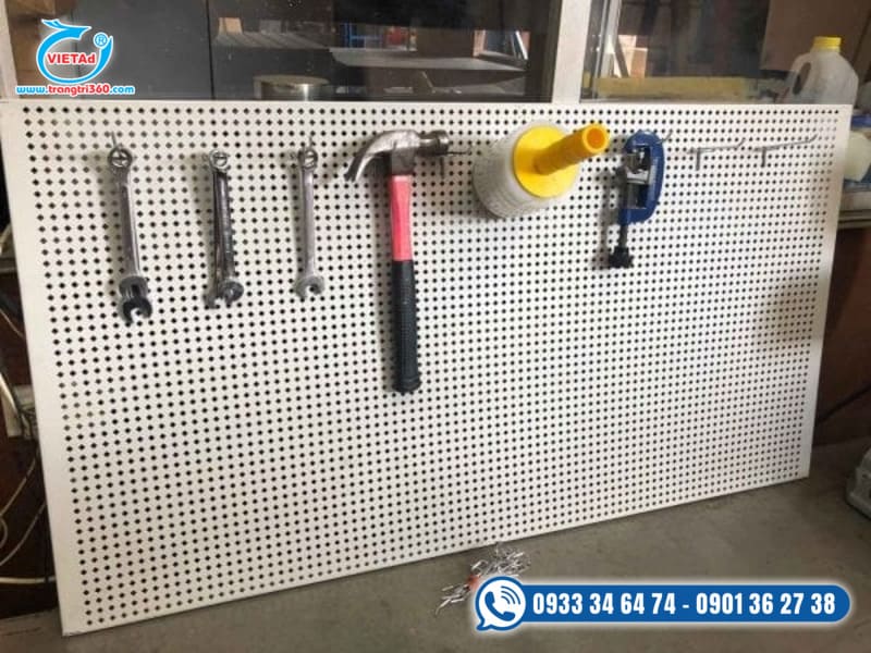 Với hệ thống móc treo, kẹp, giá đỡ đa dạng, bảng treo giúp sắp xếp dụng cụ theo từng loại, kích thước,...