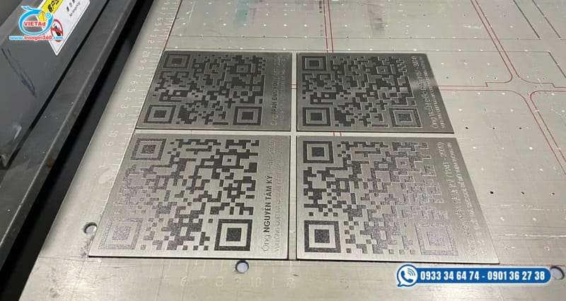 In UV trên kim loại làm bảng mã qr code