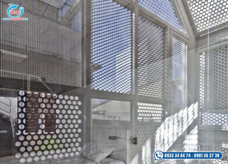 Tấm kim loại được dùng lợp mái, chắn nắng, bền đẹp và chống chịu thời tiết tốt.