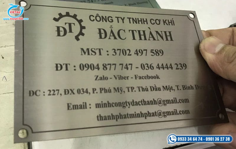 Mẫu 2: Tem nhãn kim loại inox màu trắng xước khắc laser