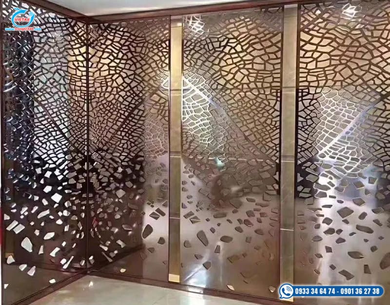 Hình ảnh vách ngăn kim loại hoa văn inox