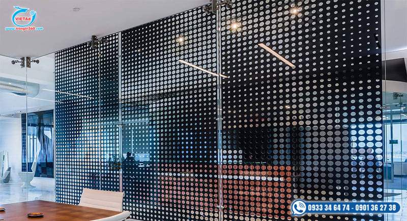 Ứng dụng của kim loại tấm làm vách ngăn cho showroom