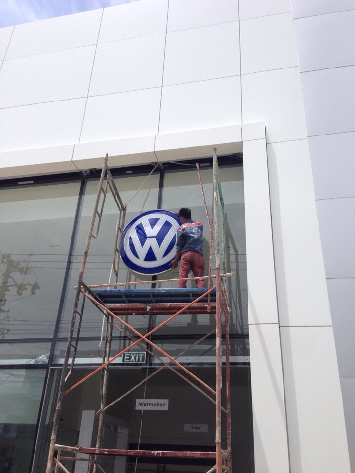 thi công logo mica showroom Volkswagen