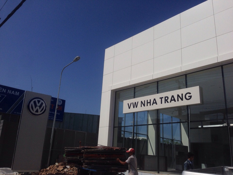 thi công logo mica showroom Volkswagen