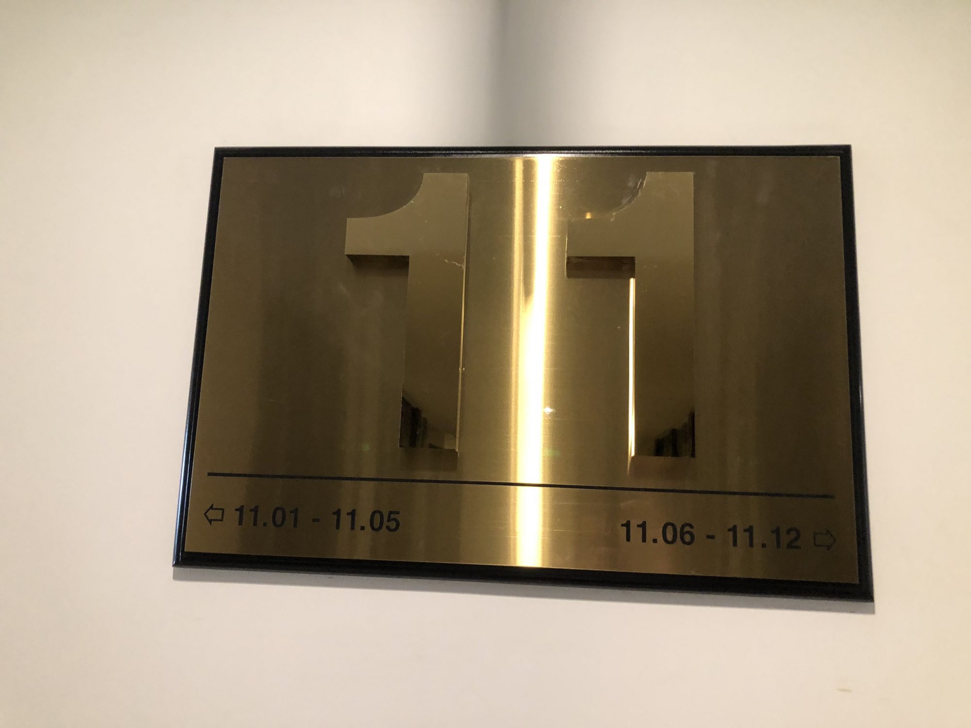 Biển số inox nổi màu vàng gương sang trọng