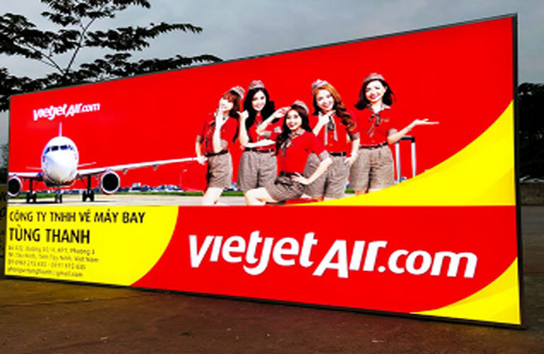Bảng hiệu hộp đèn Hiflex in UV cho hãng hàng không, in rõ được hình ảnh người, thương hiệu, màu sắc cũng tươi sáng