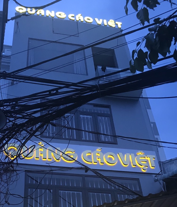 Thi công chữ nổi tòa nhà kích thước lớn, màu nổi bật