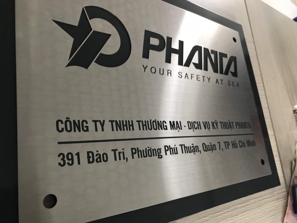 Biển in UV trên inox trắng xước đơn giản, đẹp mắt