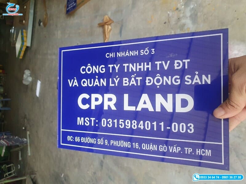 Bảng hiệu mica dán decal