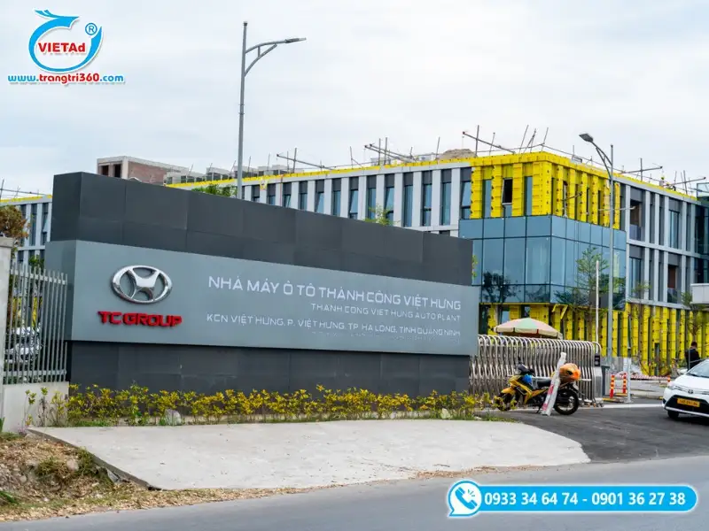 Bảng hiệu nhà máy bằng mặt dựng alu kết hợp chữ inox trắng gương