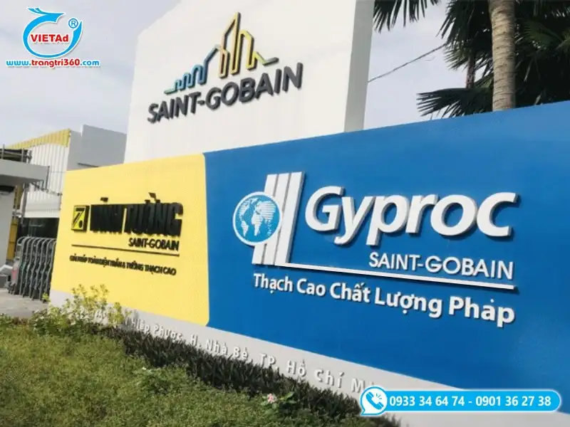 Bảng hiệu chữ mica nền alu có nhiều màu sắc, linh hoạt cho màu sắc nhận diện thương hiệu của nhà máy