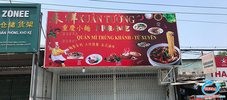 Bảng quảng cáo được làm từ bạt Hiflex thông thường sẽ rẻ hơn bảng quảng cáo chữ nổi