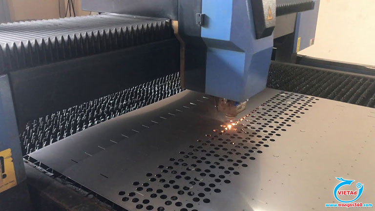 Xưởng của Quảng Cáo Việt được trang bị máy móc hiện đại