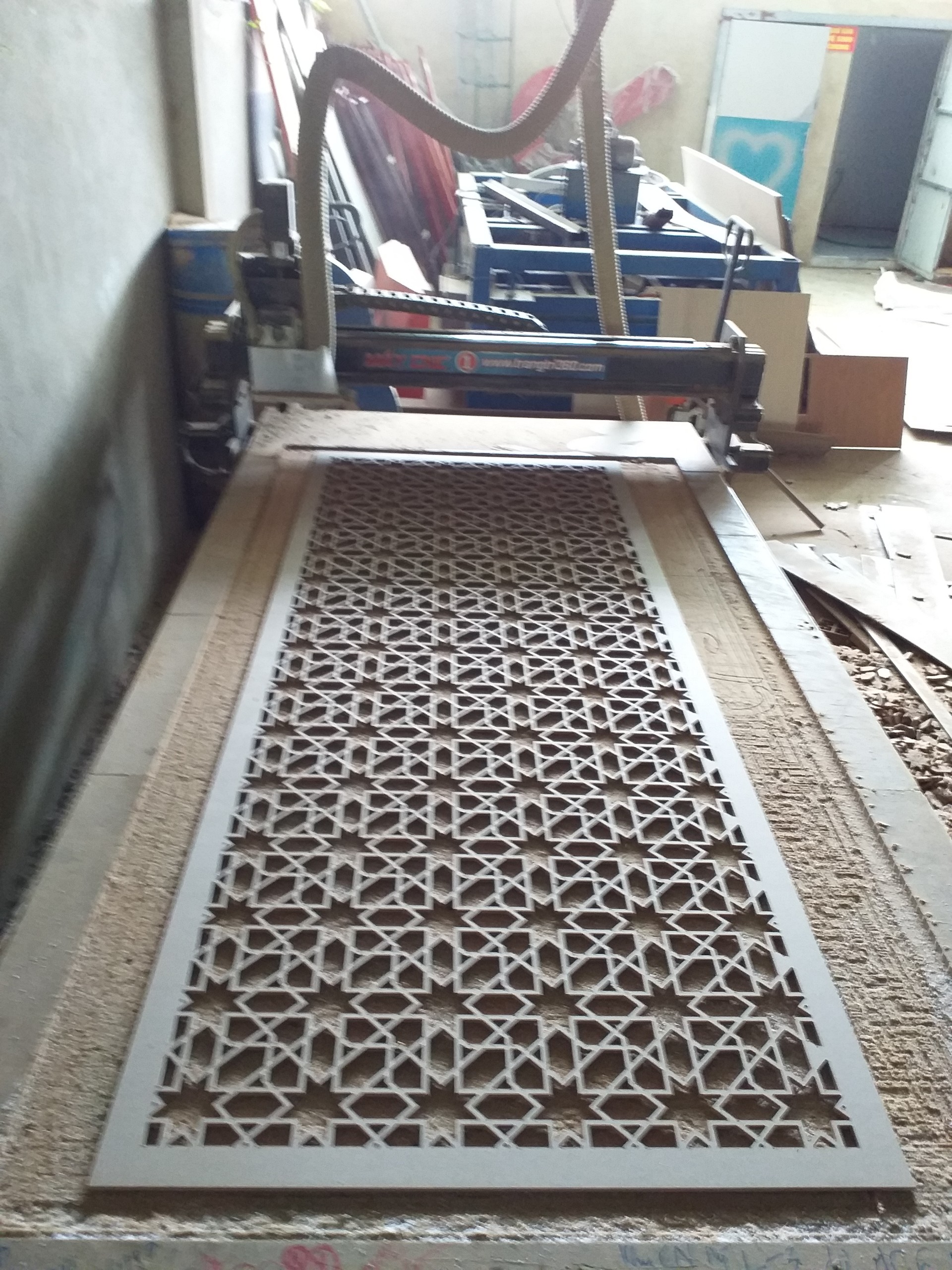 Gia công vách ngăn CNC gỗ công nghiệp