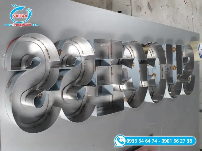 Chữ inox sau khi cắt được đưa vào máy uốn bo góc mềm mại, đồng đều
