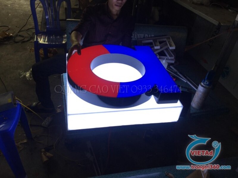 Quảng Cáo Việt là địa chỉ gia công chữ nổi chân nhôm mặt mica uy tín